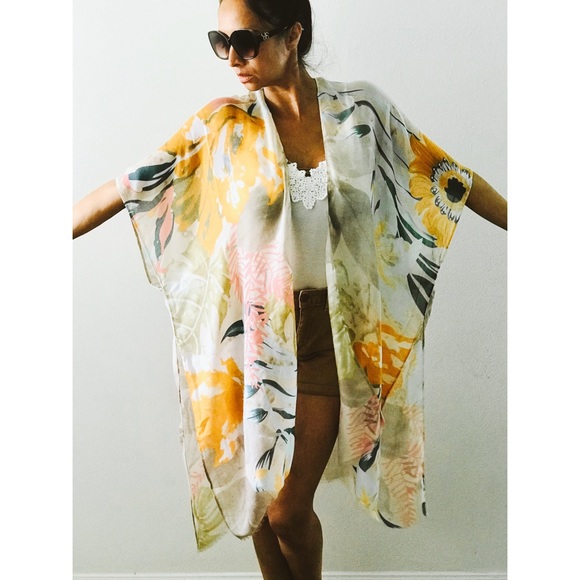 SOLD NWT Floral kimono One Size - Picture 2 of 5